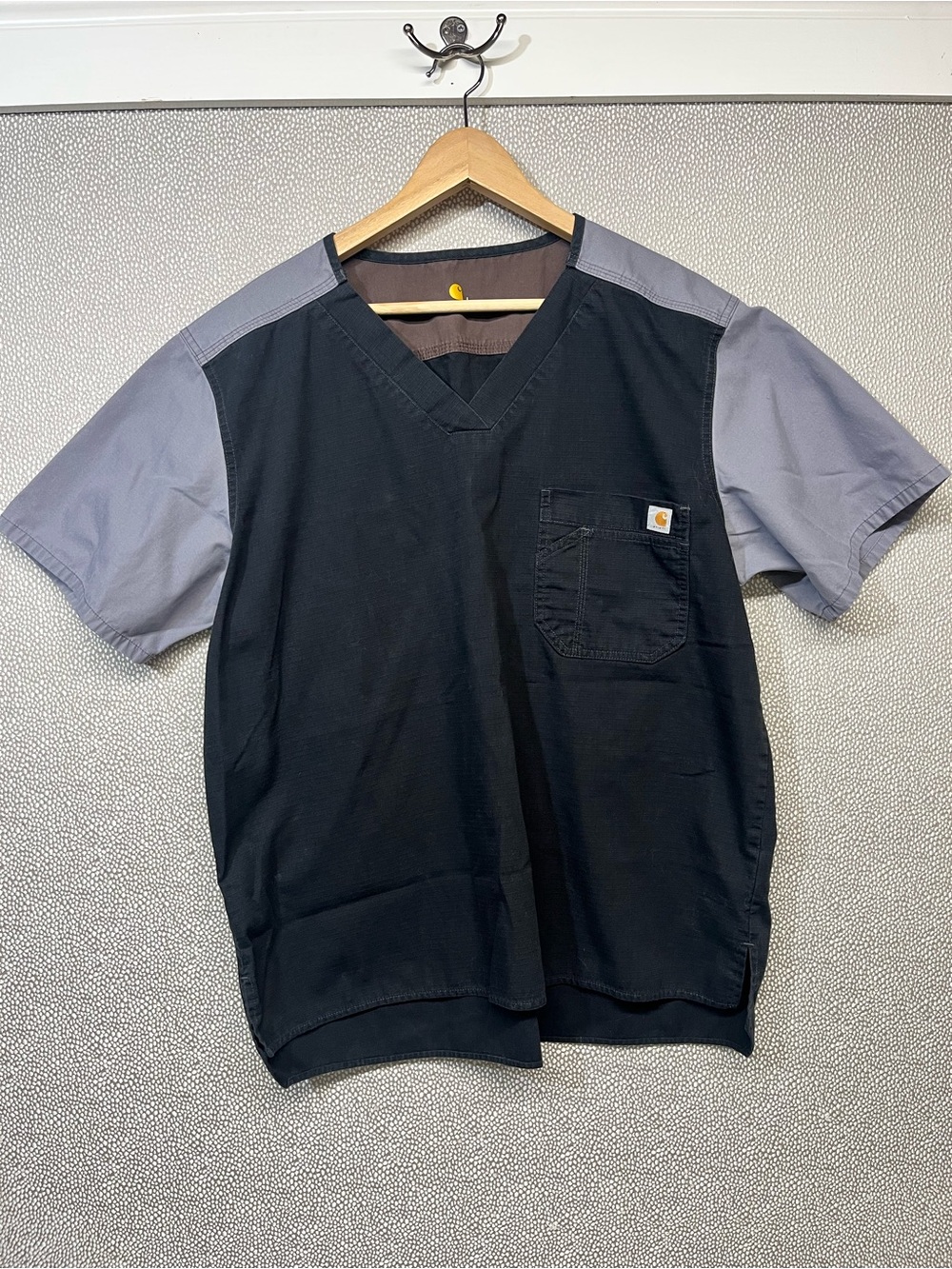 L Carhartt Men’s Black V-Neck Work Scrub Top with Gray Sleeves